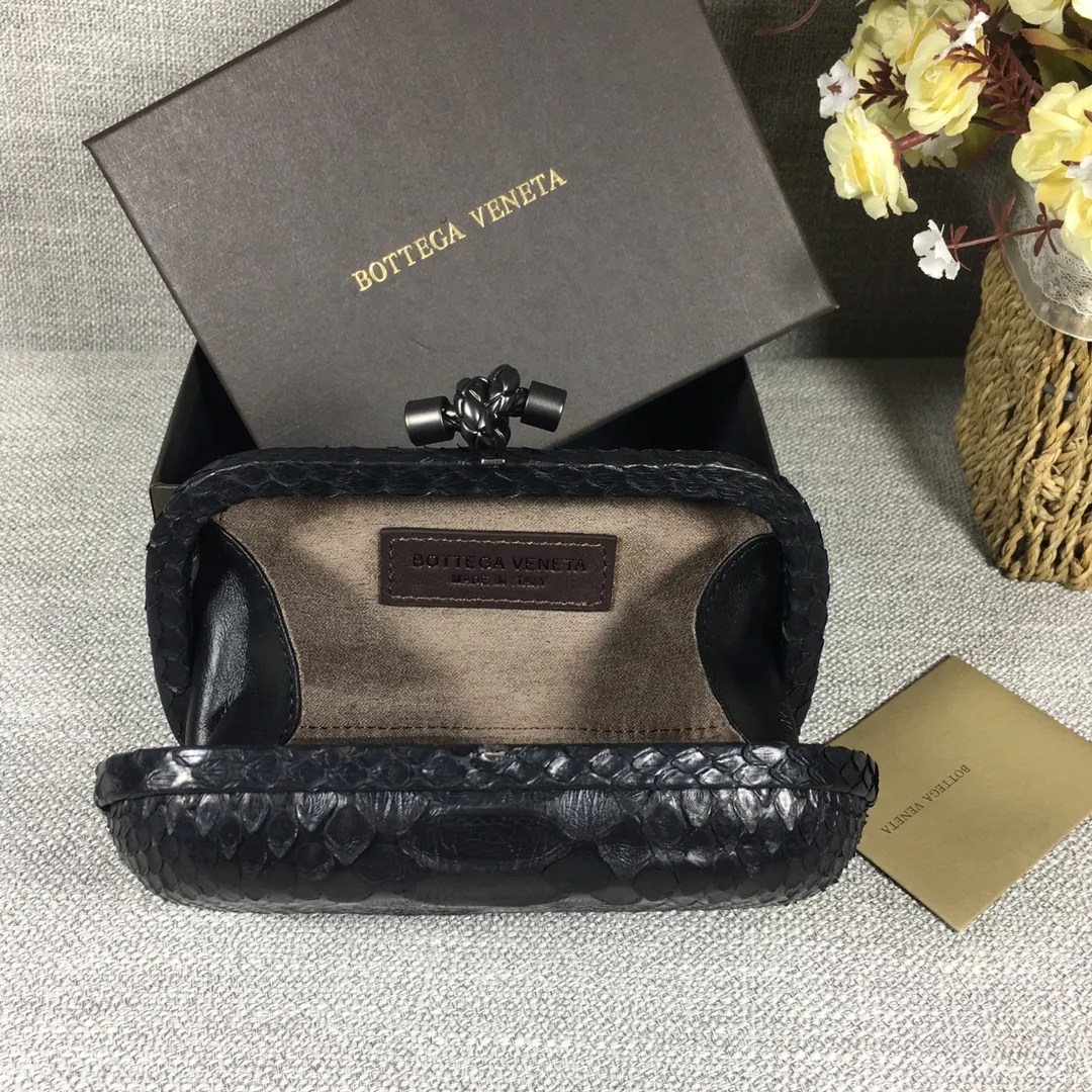 🔥🔥Model No. 8651🔥🔥This elegant clutch bag is one of the most popular handbags in woven bags. It is an interpretation of a classic design that was reintroduced in 2001. Since its launch, the Knot clutch has exhibited exquisite craftsmanship and integrated different styles from low-key to flamboyant. Each new Knot product demonstrates the irresistible and timeless charm of this classic handbag. This luxurious handbag features the signature braided rope buckle and is crafted from rare yellow-ringed forest snake and water snake skins. More charming and luxurious texture. Size: Small 16.5cm